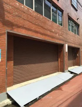秋山ビルの外観