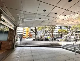 出入口から地上に出て左に進めば当ビル着