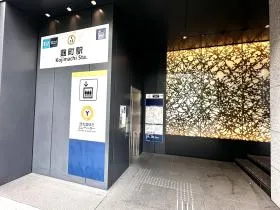 エレベーター口から地上に出る