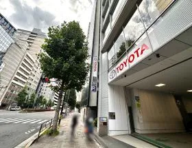 トヨタ販売店（トヨタモビリティ東京）を通過、もう少し直進すれば当ビル着