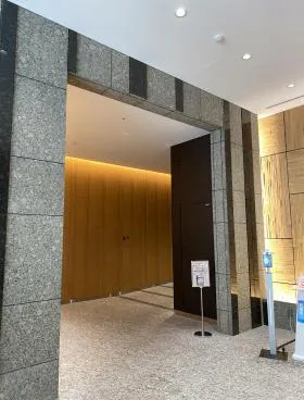 上野フロンティアタワーの外観