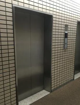 興信ビルの外観