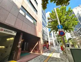 地上に出たら左に進む