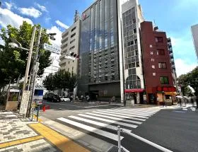 横断歩道で反対側に渡り、少し右に進めば当ビル着