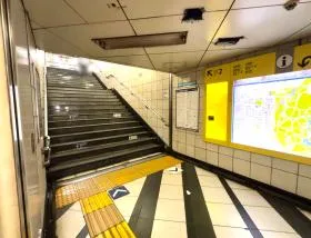 出入口2を目指す