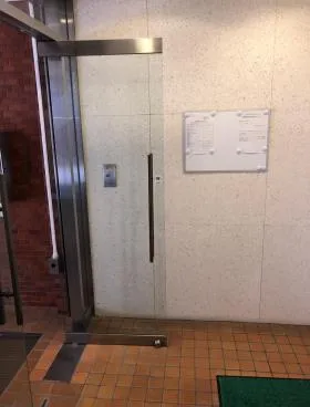 西新宿手塚ビルの外観