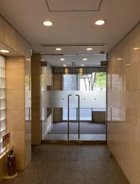 西新橋1丁目川手ビルの外観