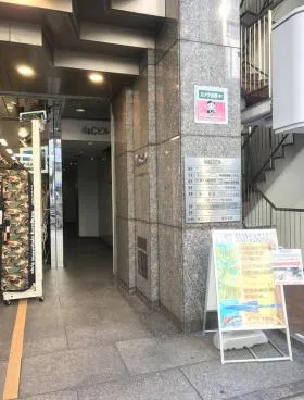 M&Cビルの外観