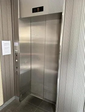 茂商ビルの外観
