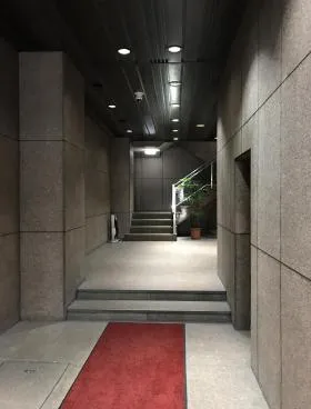 清話会ビルの外観