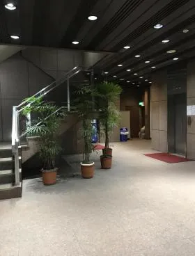 清話会ビルの外観