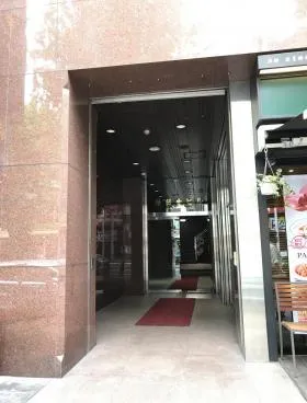清話会ビルの外観