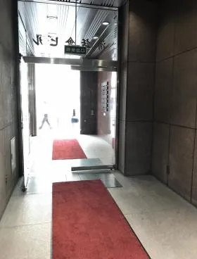 清話会ビルの外観