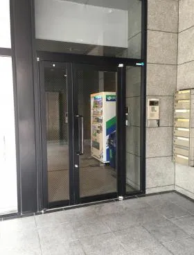 やないビルの外観