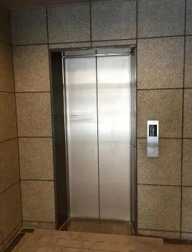 やないビルの外観