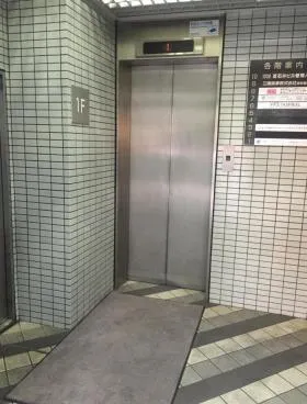 芝石井ビルの外観