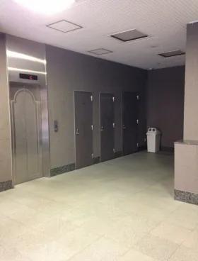 六羊ビルの外観