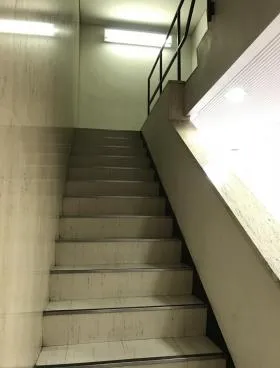 ニキグラスビルの外観