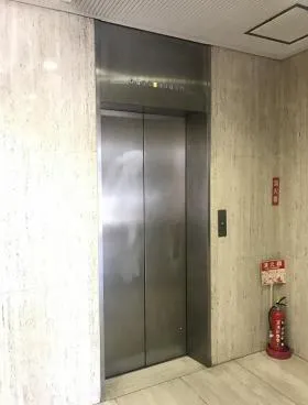 ニキグラスビルの外観