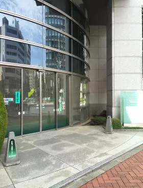 東信商事ビルの外観