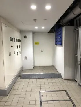 三越南青山ハウスビルの外観
