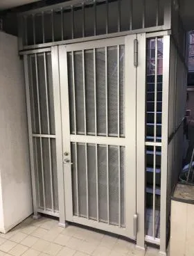 三越南青山ハウスビルの外観