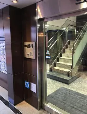 三越南青山ハウスビルの外観