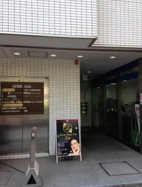 上野ビルの外観