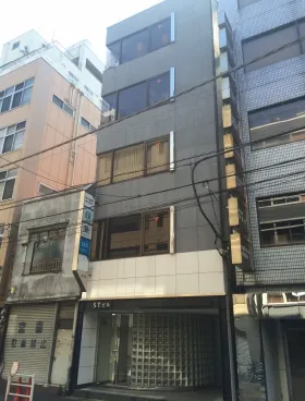 STビルの外観