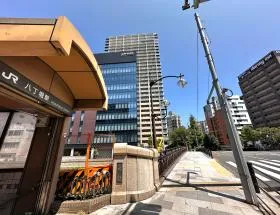 橋を渡り、橋の近くにある細い道へ入って直進する