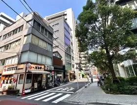 途中で右に曲がり、八重洲通りに出る