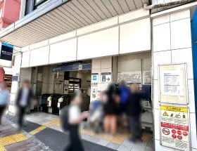 出入口2から地上に出て右に進む