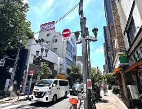 広尾散歩通りを突き当たるまで直進するｒ