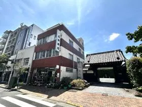寺院が現れたら左へ曲がる