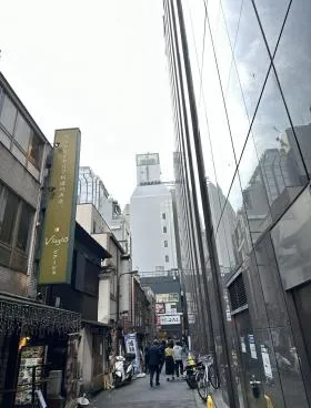 西新宿Ayaビルの外観