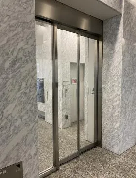 安全ビルの外観