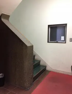 邦信ビルの外観