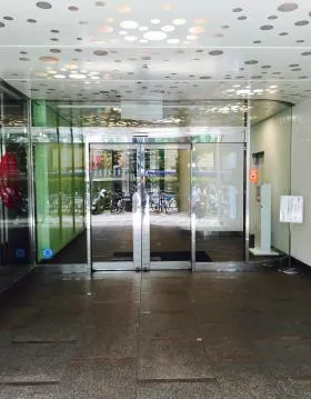 エキニア新宿ビルの外観