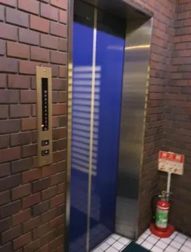 丸万ビル1号館の外観