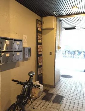 丸万7号館ビルの外観