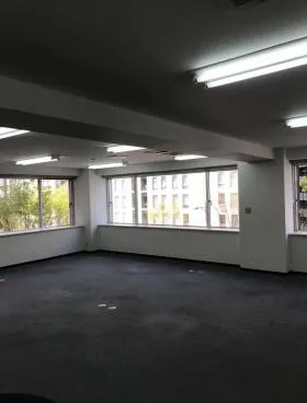 あきとみビルの外観