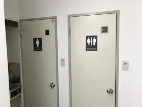 あきとみビルの外観