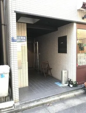 港新川ビルの外観