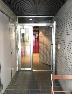 港新川ビルの外観