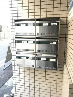 港新川ビルの外観