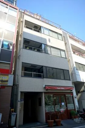 港新川ビルの外観