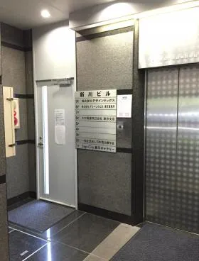 新川ビルの外観