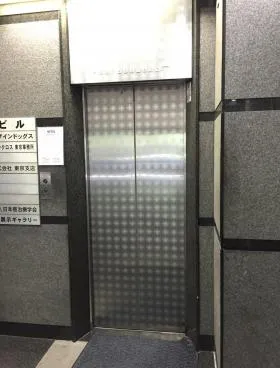 新川ビルの外観