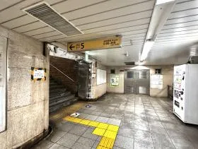 出入口5を目指す