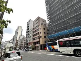 地上に出て左に進めば当ビル着